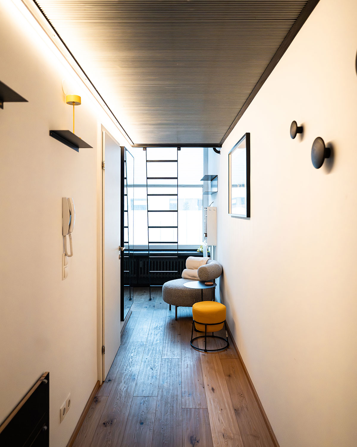 Möbliertes Loft Innsbruck Arbeitsplatz mit Bergkulisse