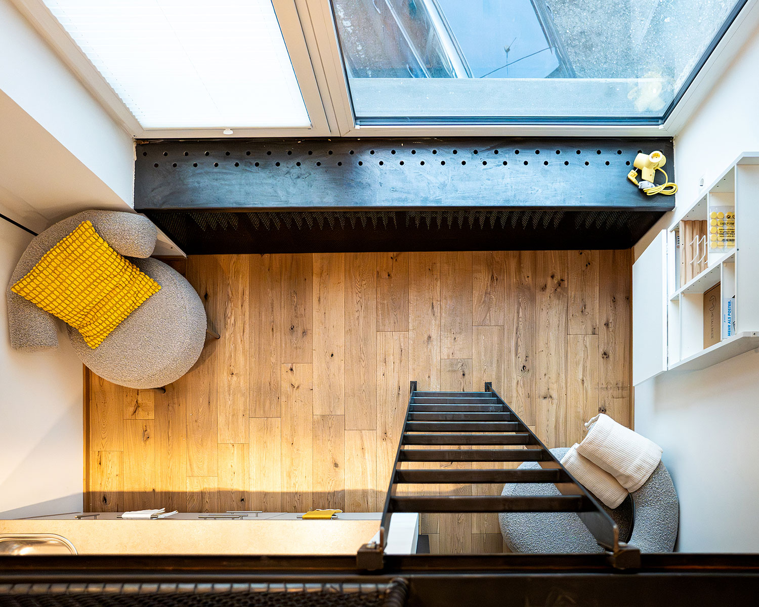 Hangar East Loft Innsbruck offene Sitzlandschaft