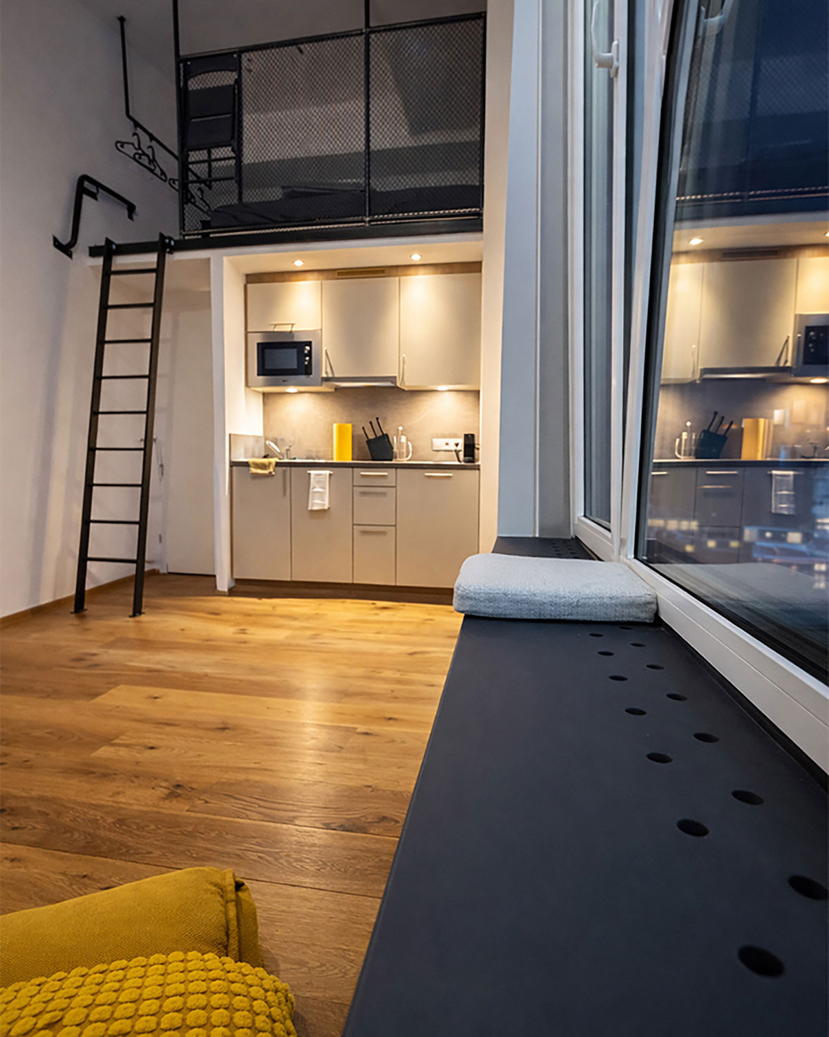 Helles möbliertes Apartment Innsbruck offener Wohnraum