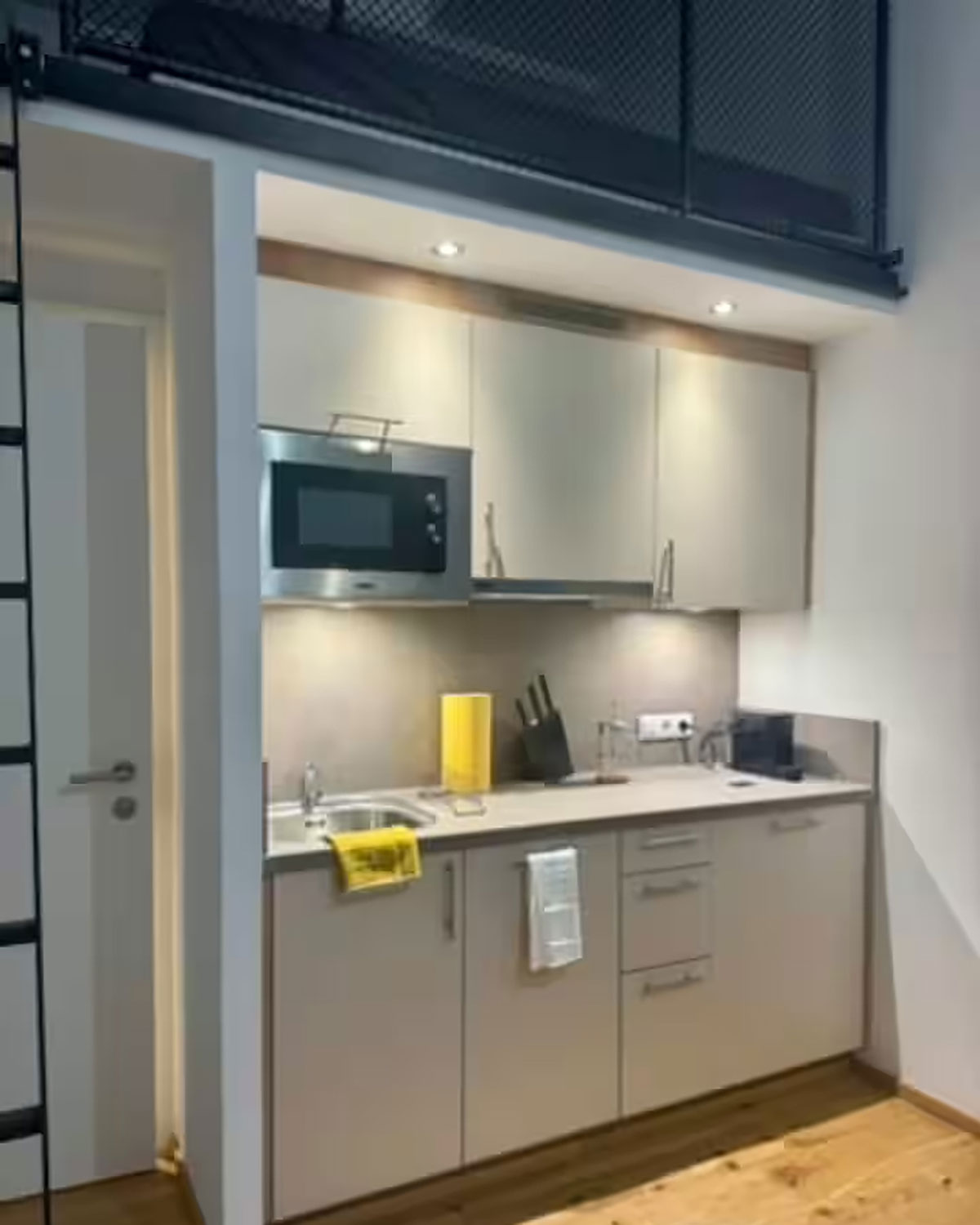 Loft-Apartment Innsbruck Sitzecke und große Fenster