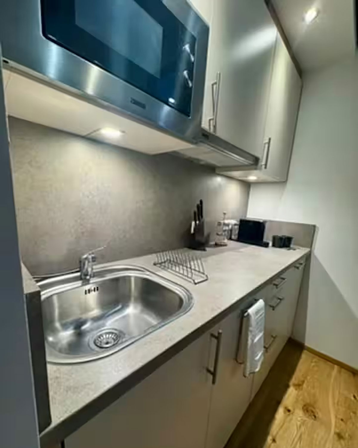 Moderne Küche im möblierten Apartment Innsbruck