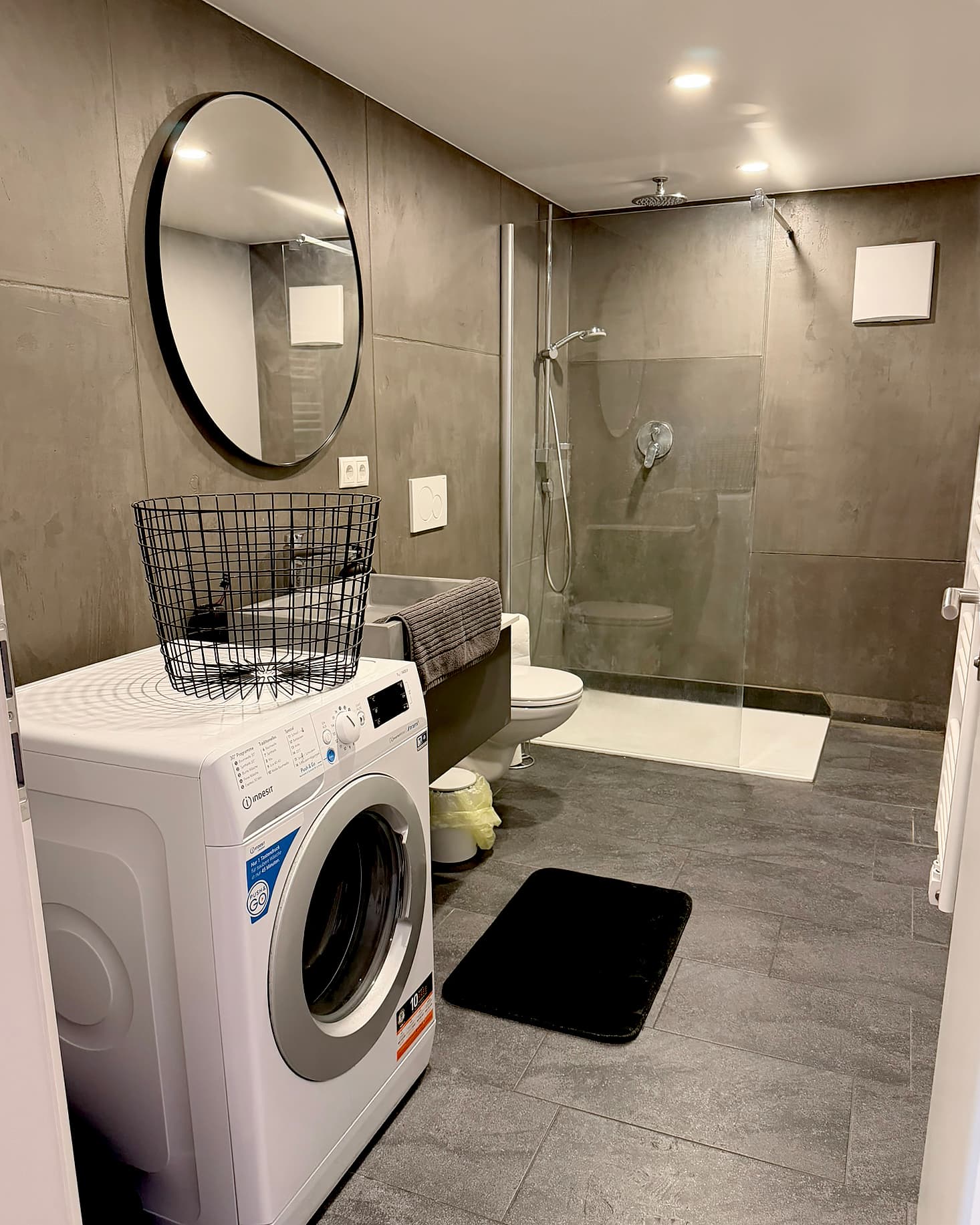 Furnished apartment Innsbruck dining and kitchen zone