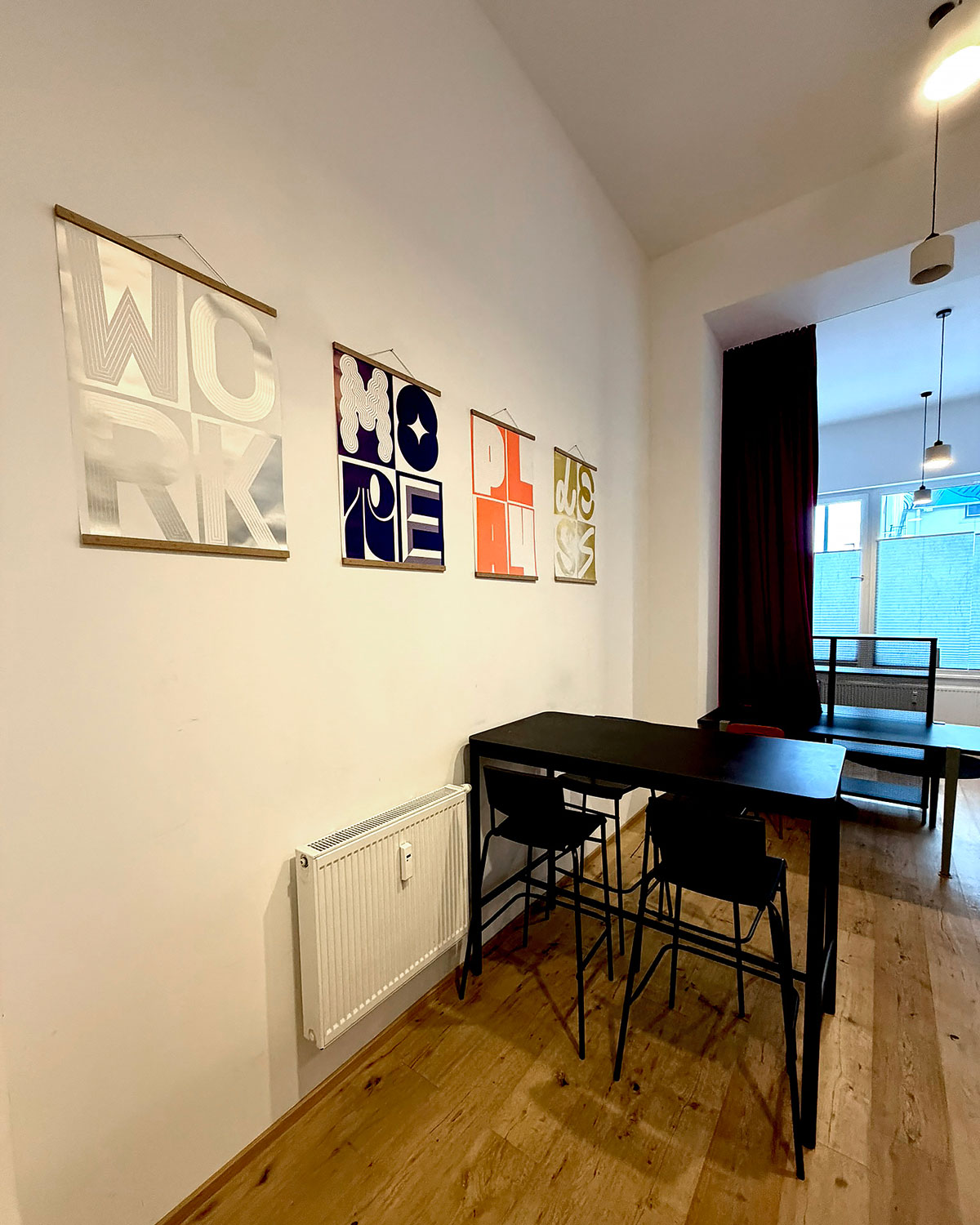 Apartment Innsbruck arbeitsfreundlicher möblierter Innenraum