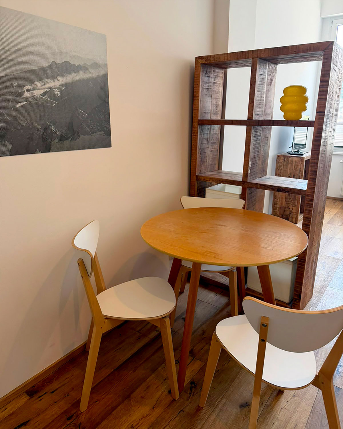 Apartment Innsbruck arbeitsfreundlicher möblierter Innenraum